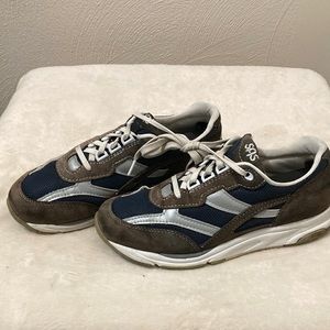 SAS woman’s size 7M walking running shoes in good to very good condition